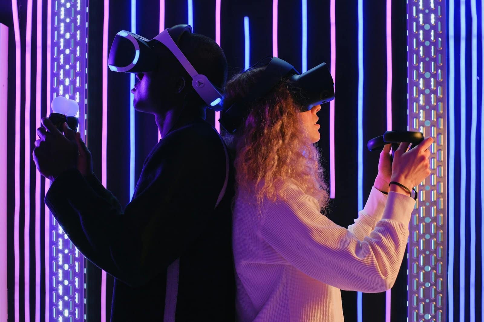 Are Modern Relationships Getting More Virtual Than Physical?