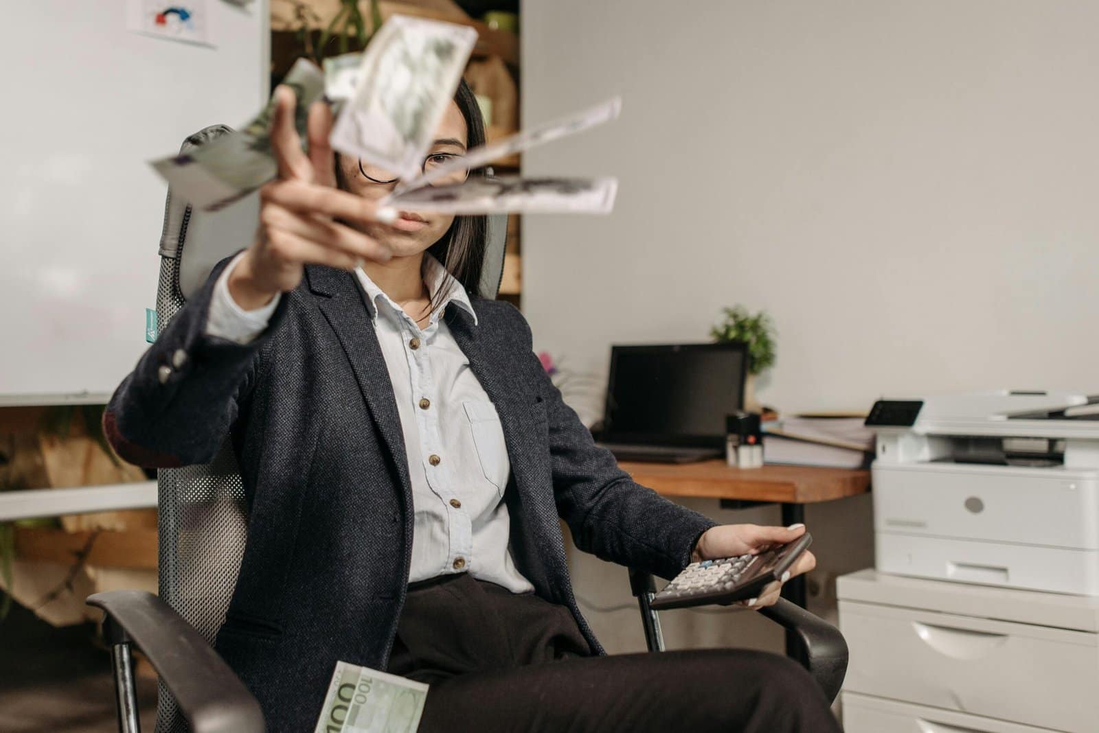 How Are Women Building Financial Freedom Through Live Platforms?